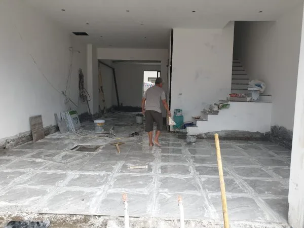 Chà miết đều mạch bằng keo trà mạch