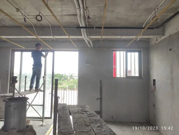 Thợ lấy thước kiểm tra lại độ phẳng trước khi bắn tấm. thế kỷ mới