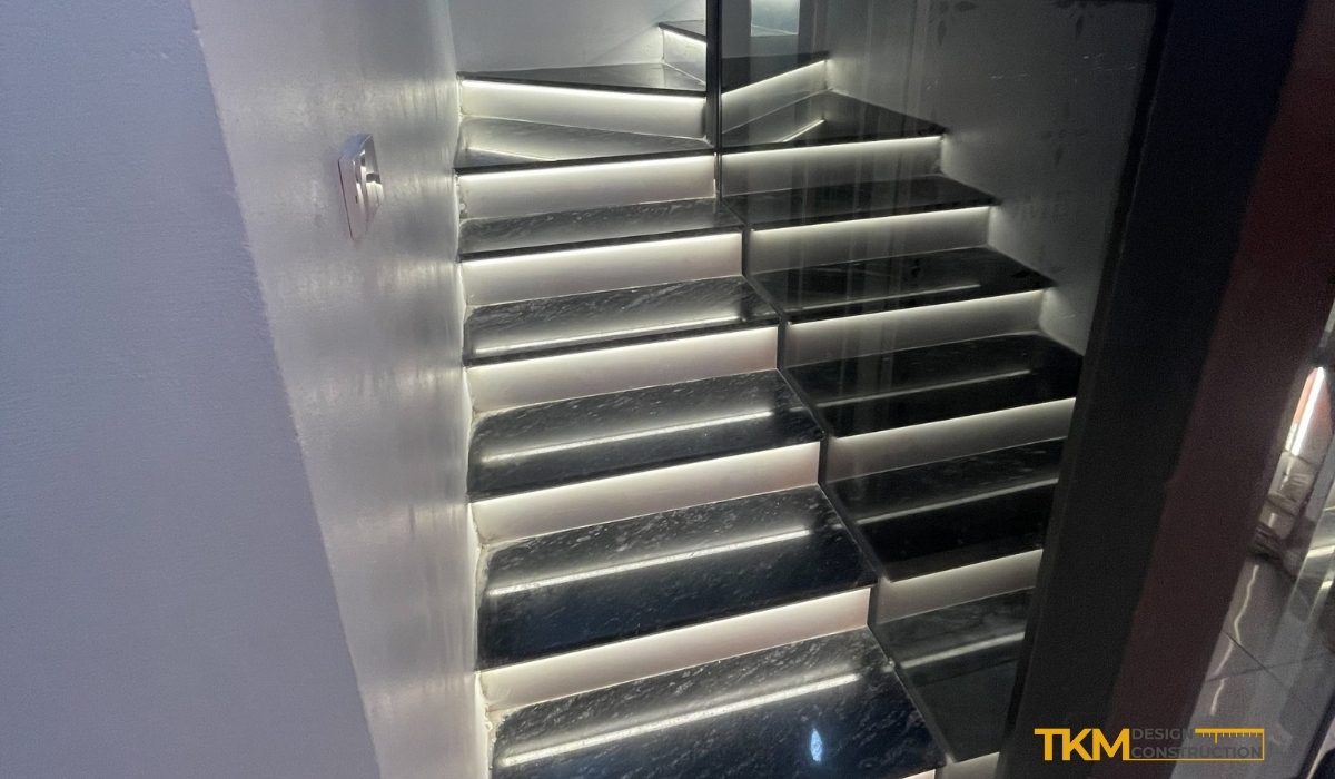 Thiết kế tinh tế trên từng bậc cầu thang, mang đến sự an toàn cho từng bước đi