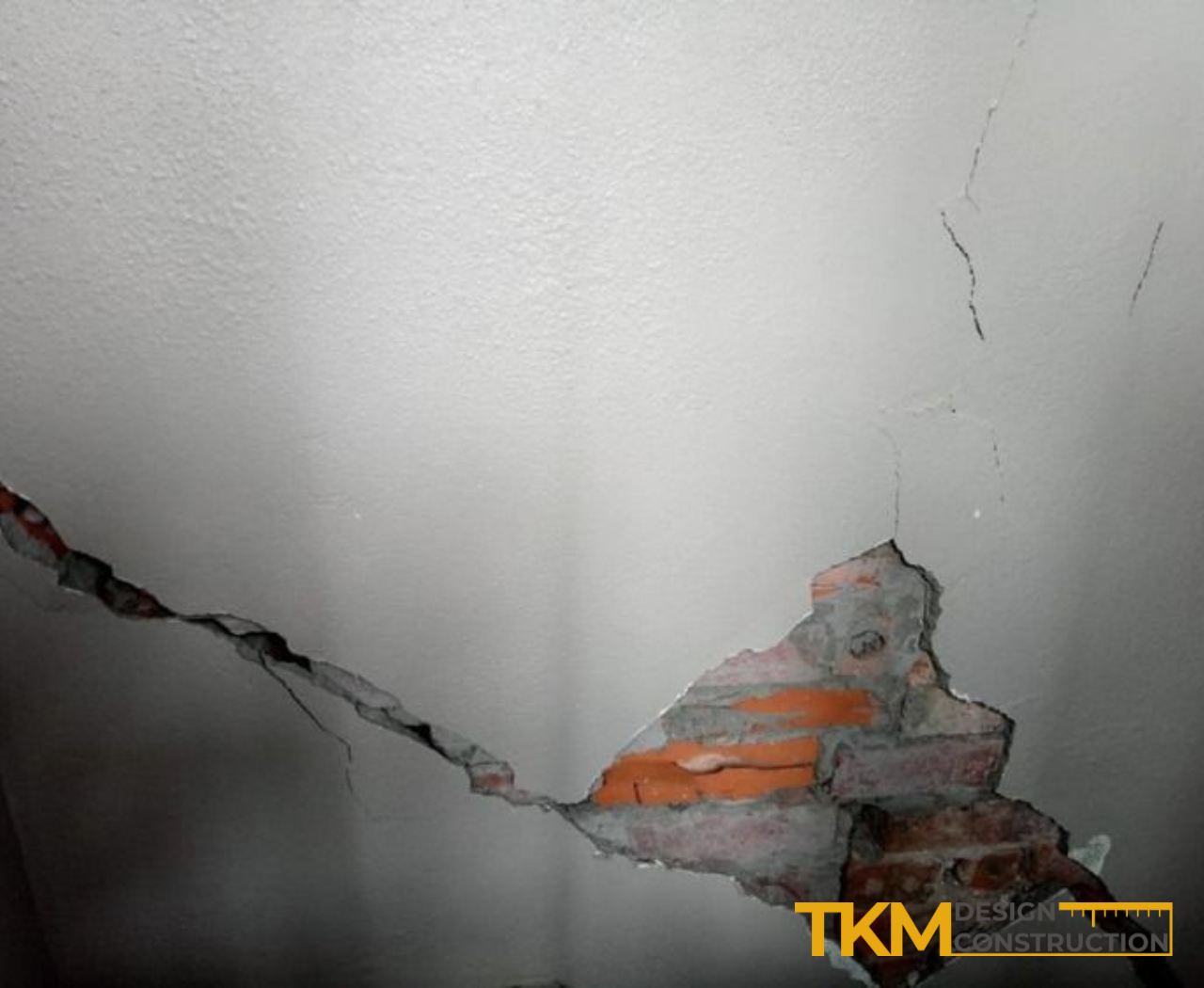 Hậu quả nứt tường, thấm dột do việc tự thiết kế nhà ở Hà Nội và thi công không đúng kỹ thuật